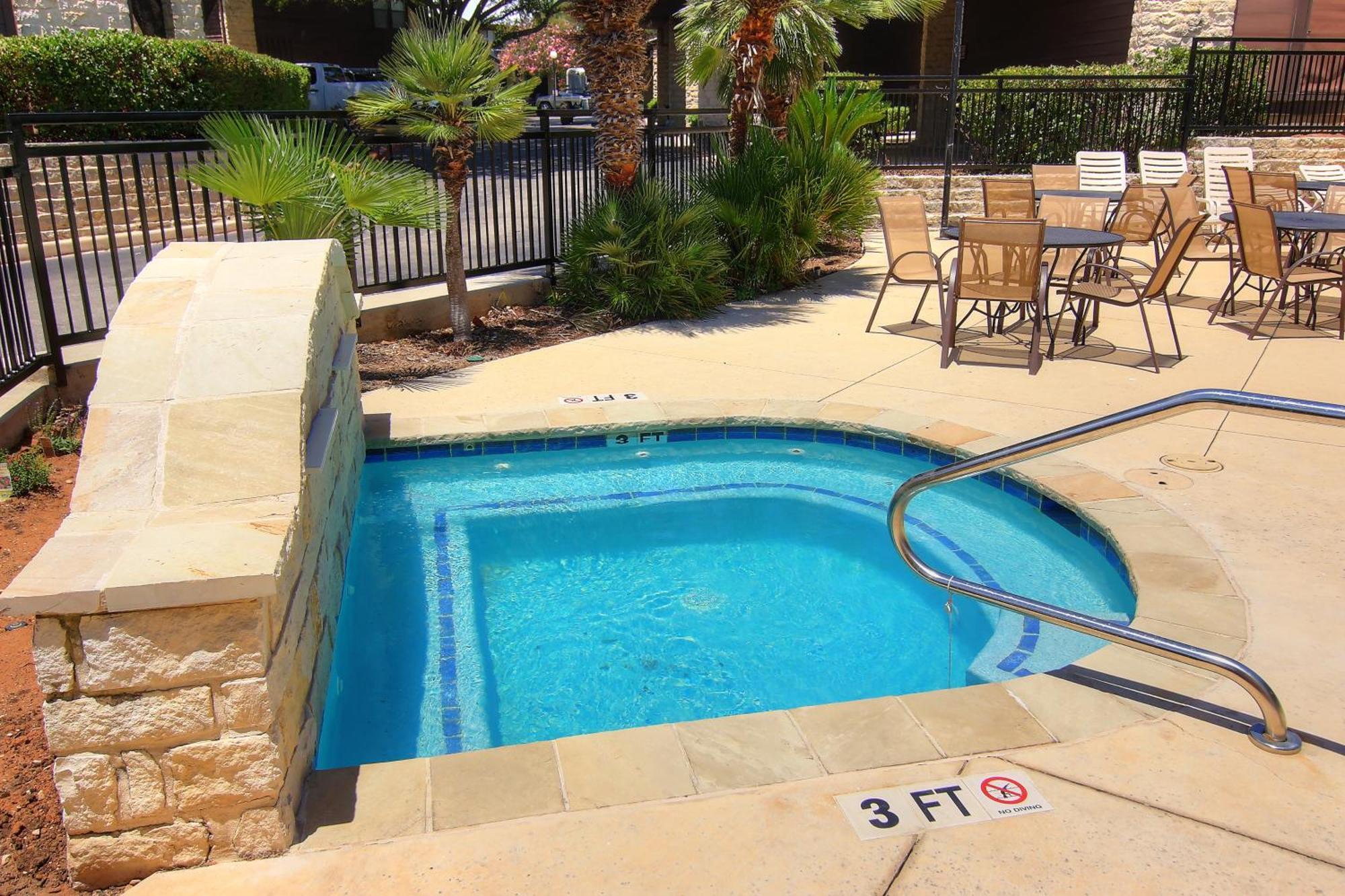 The Iron Cactus Condo On The Comal Cw C102 New Braunfels Exterior photo