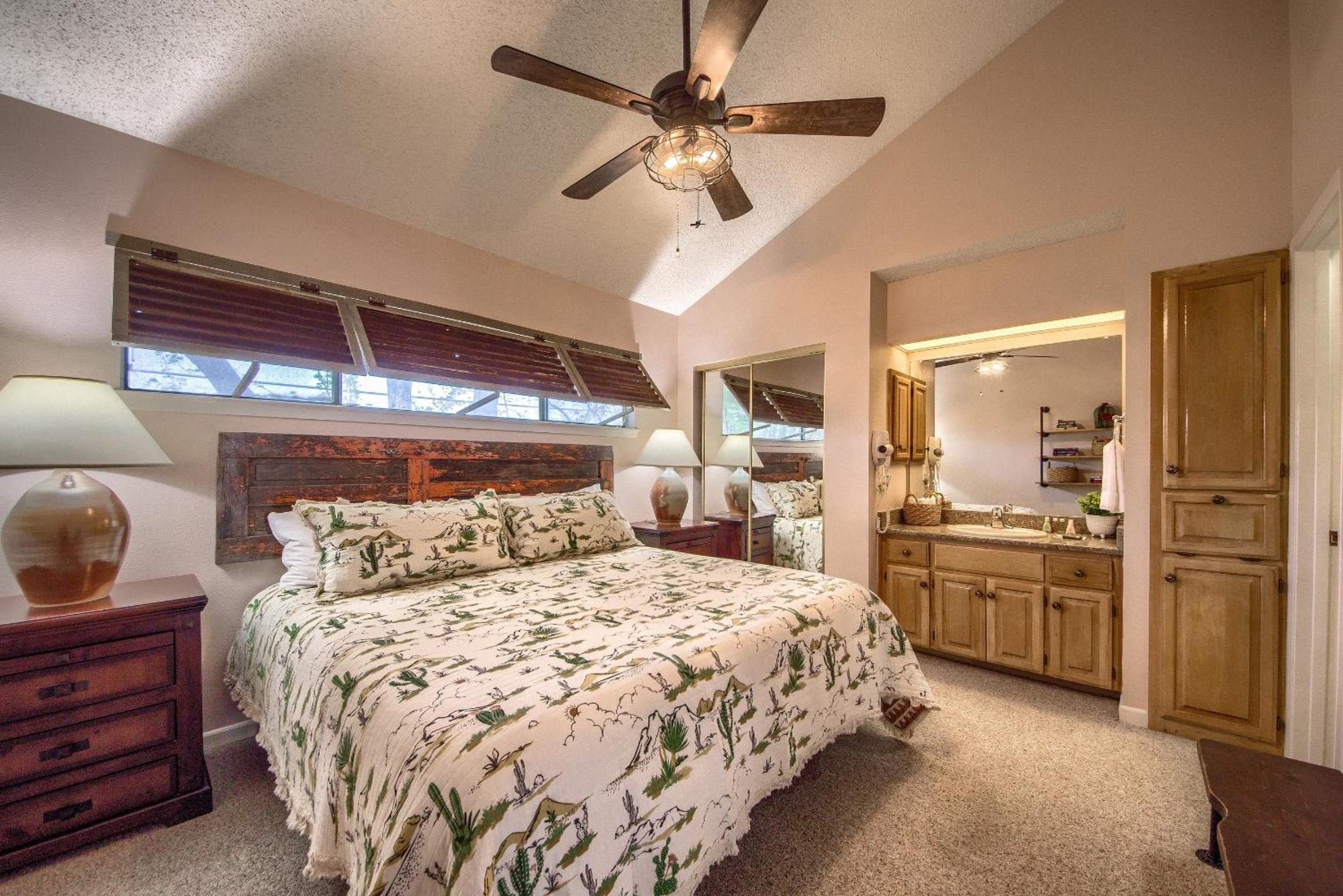 The Iron Cactus Condo On The Comal Cw C102 New Braunfels Exterior photo